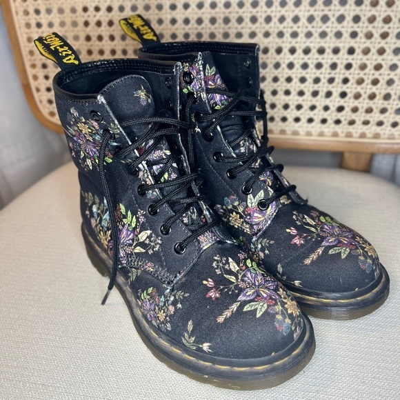 Dr. Martens Castel Boots in Black Belladonna Floral Canvas Sz 6 - Picture 3 of 10